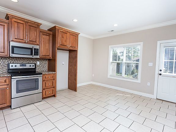 5th image of 2704 Woodlawn Dr Unit 1
