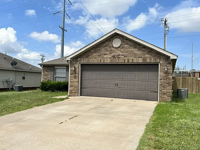 217 Regency Dr — Photo 2