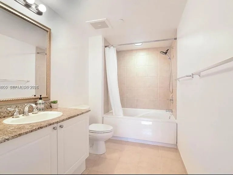 19501 W Country Club Dr #510 — Photo 7