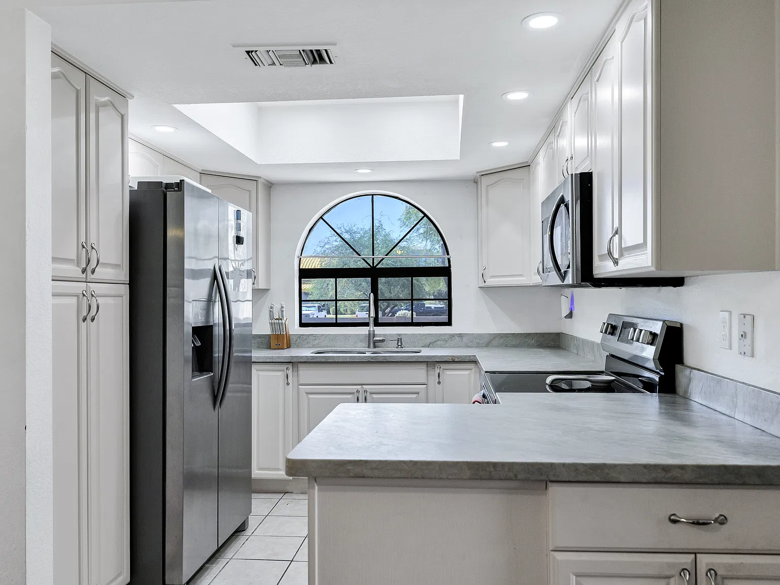 2 bed, 1140 sqft, $1,600 — Photo 2