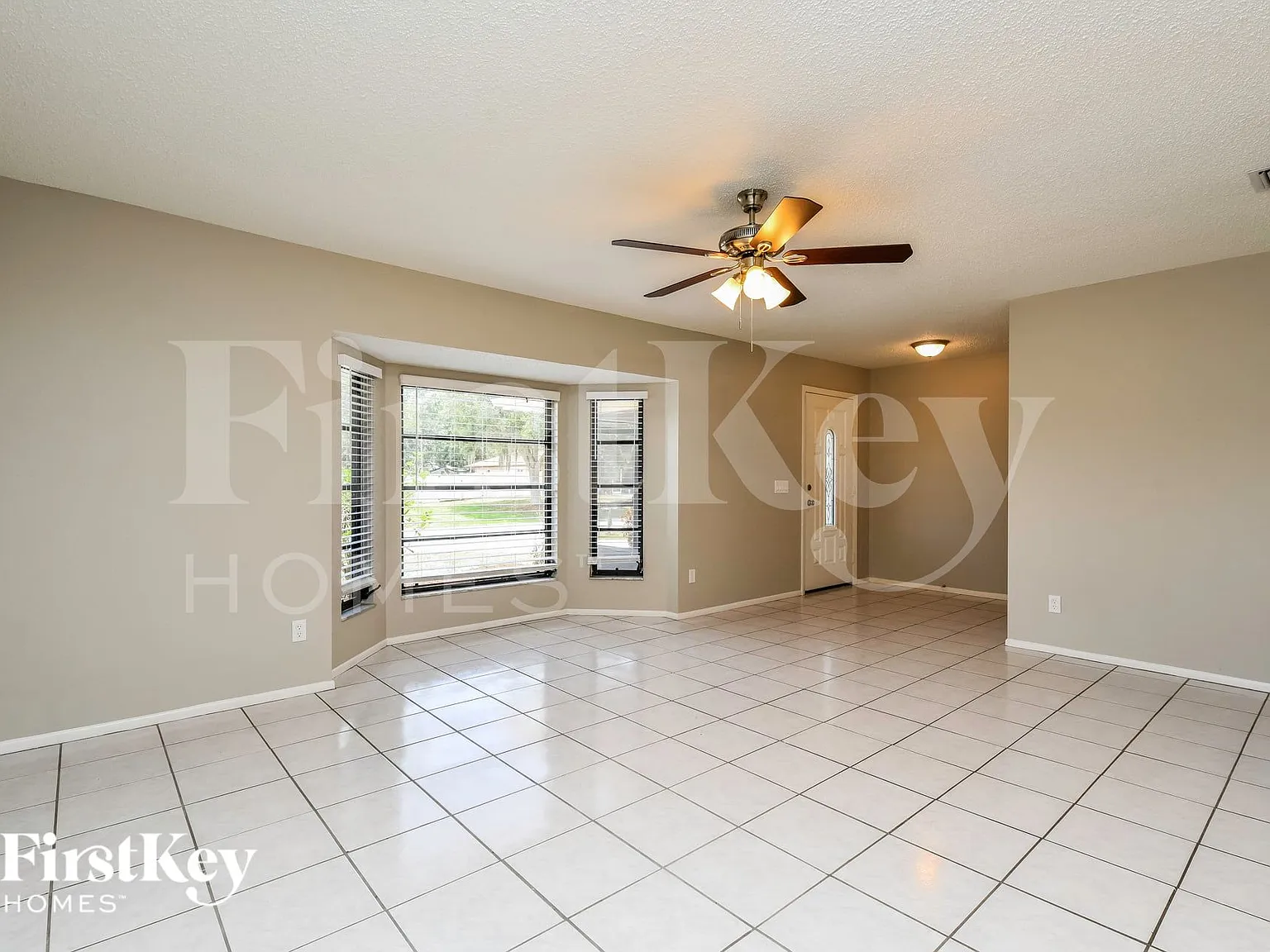 3 bed, 2.0 bath, 1927 sqft, $2,105 — Photo 2