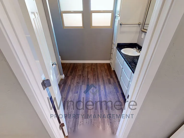 430 E Oak St — Photo 8