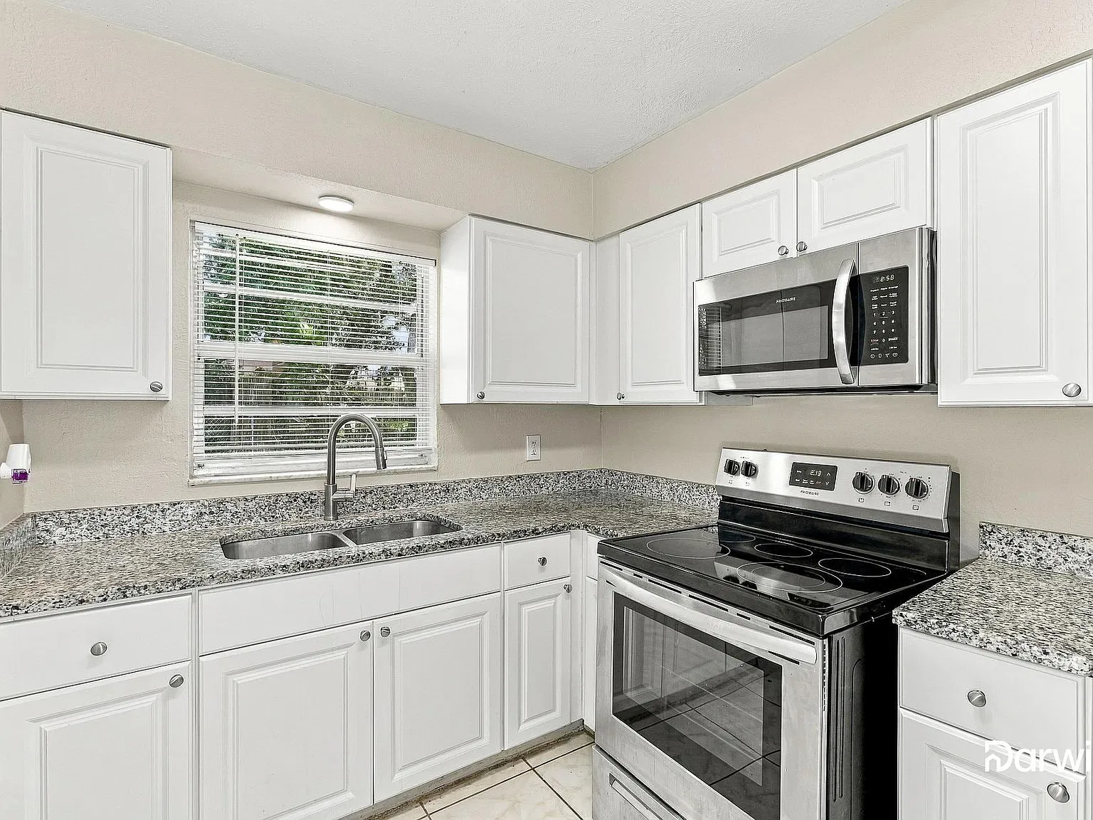 3 bed, 2.0 bath, 988 sqft, $1,910 — Photo 3