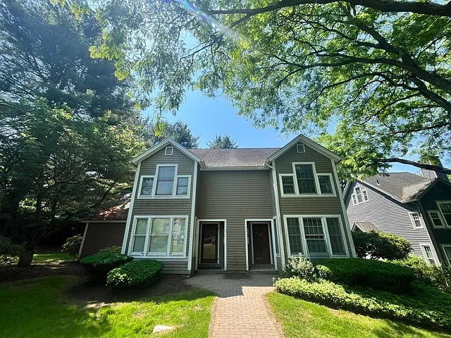 11 Amity Pl — Photo 1
