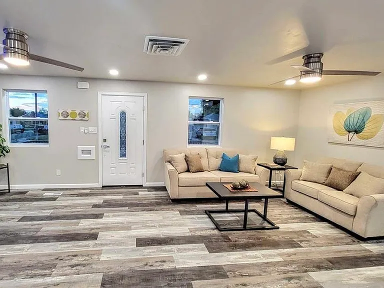 Aqua Ave — Photo 15