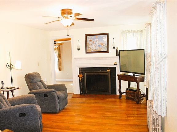 2nd image of 75 Benefit St