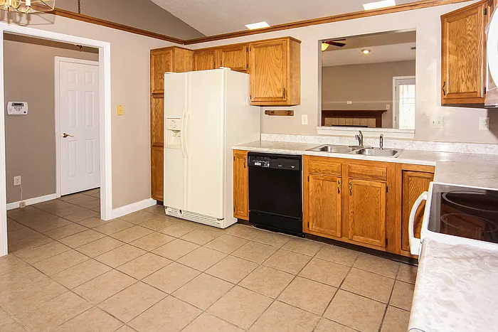 3 bed, 2.0 bath, 1212 sqft, $1,795 — Photo 3