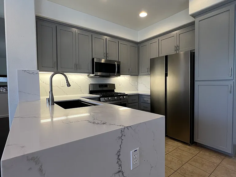 MODERN KITCHEN