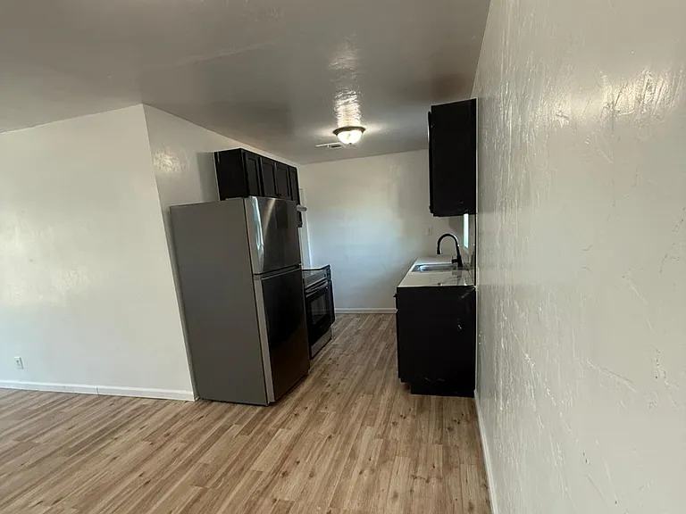 1803 NW Hoover Ave — Photo 4