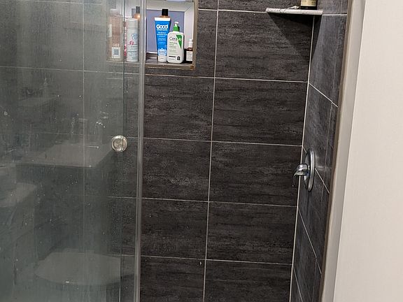 5th image of 513 S 42nd St APT 1F