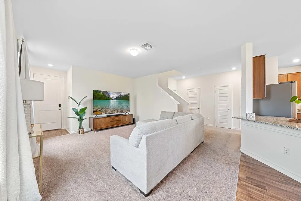 3 bed, 2.5 bath, 1664 sqft, $2,000 — Photo 4