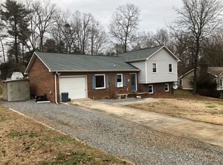 87 Forest Oaks Ln, Hickory, NC 28601