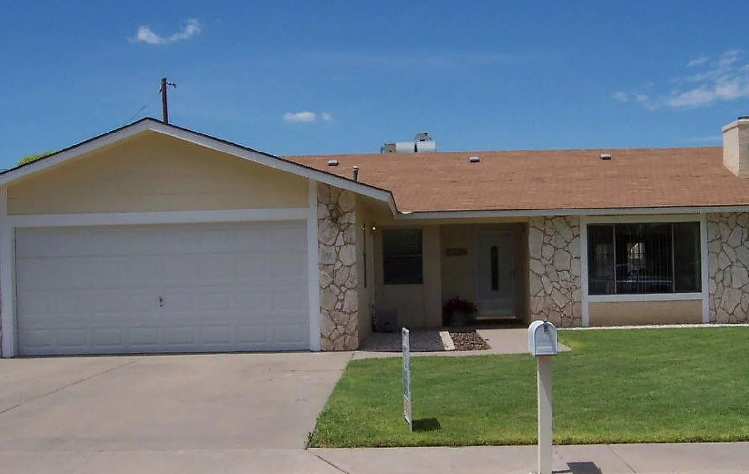 Awesome 4 Bedroom, 2 Bath — Photo 1