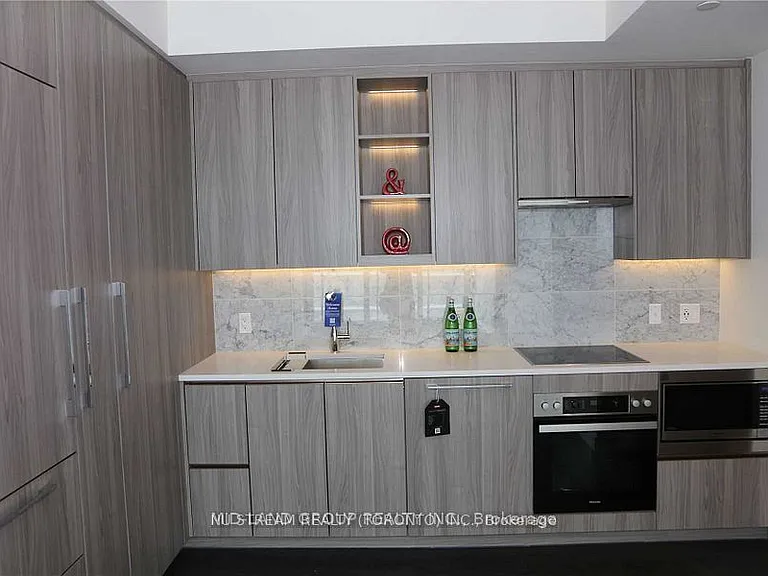 95 McMahon Dr #702 — Photo 5