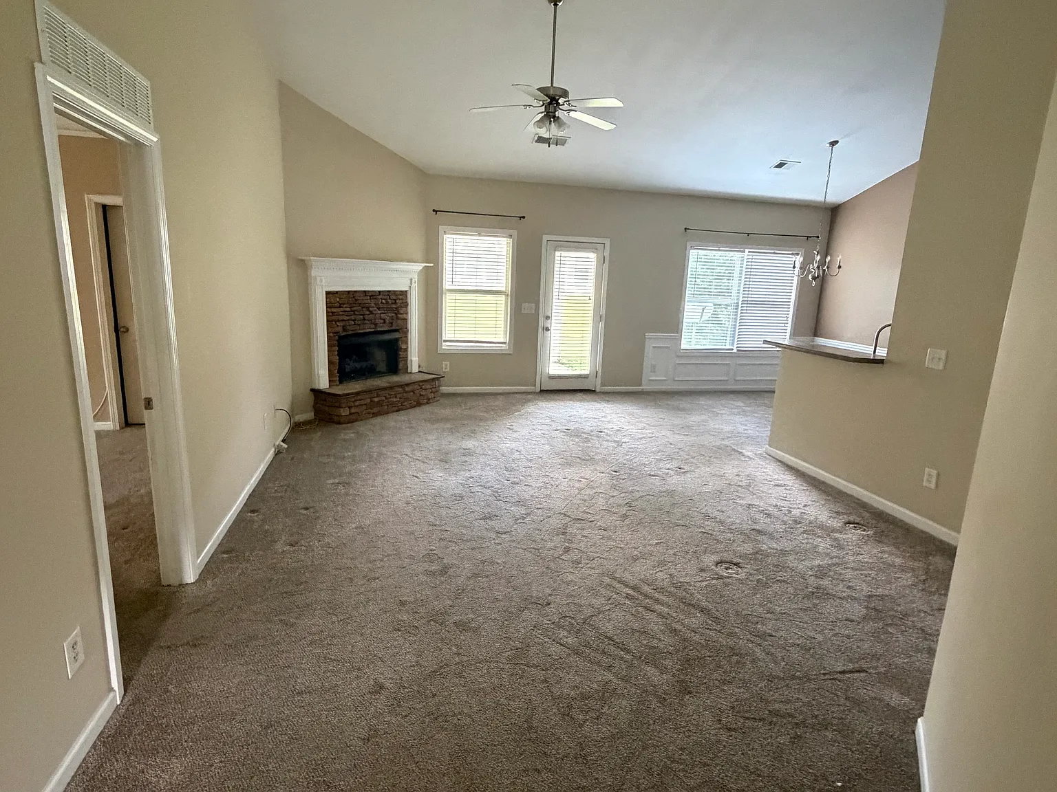 3 bed, 1600 sqft, $2,250 — Photo 3