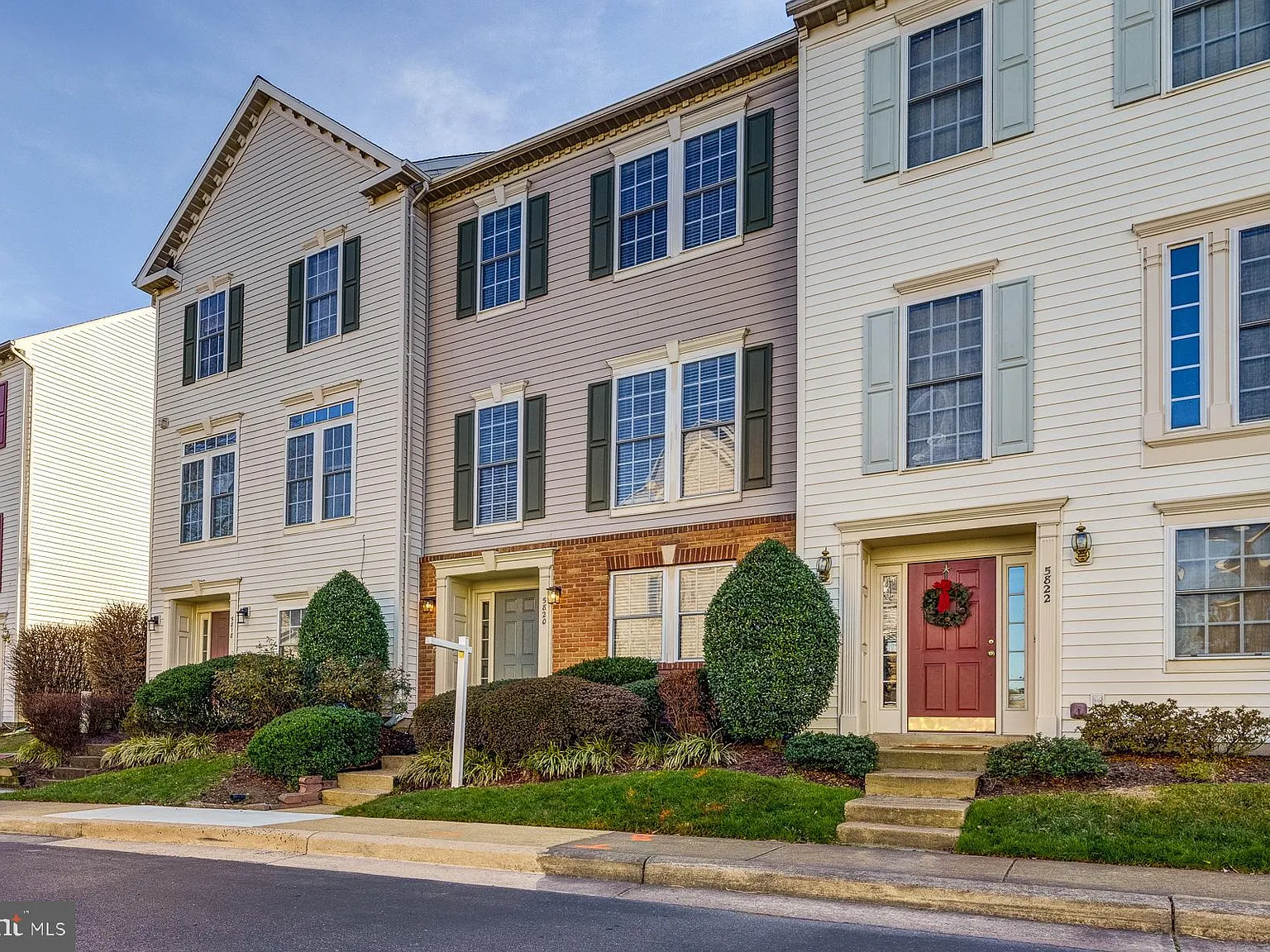 3 bed, 3.5 bath, 2300 sqft, $4,200 — Photo 3