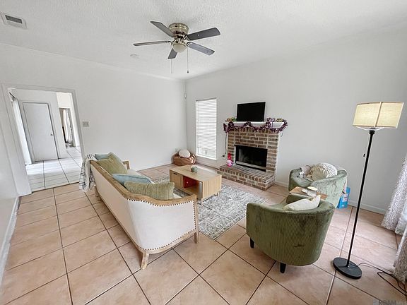 3rd image of 301 Meadow Bend Dr