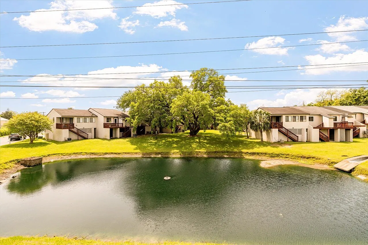 3 bed, 3.5 bath, 1083 sqft, $2,300 — Photo 2