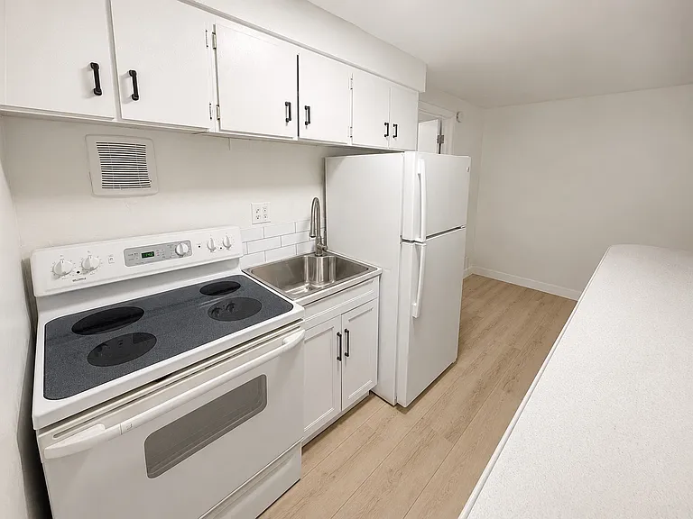 Kirkmoore Apartments — Photo 8