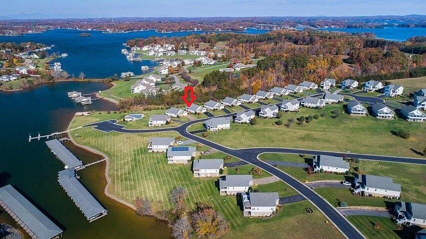 1st image of 325 Lands End Cir