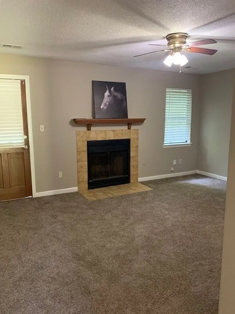 Coming Soon! Do Not Miss This Opportunity! Beautiful Ranch In A Quiet Neighborhood — Photo 3