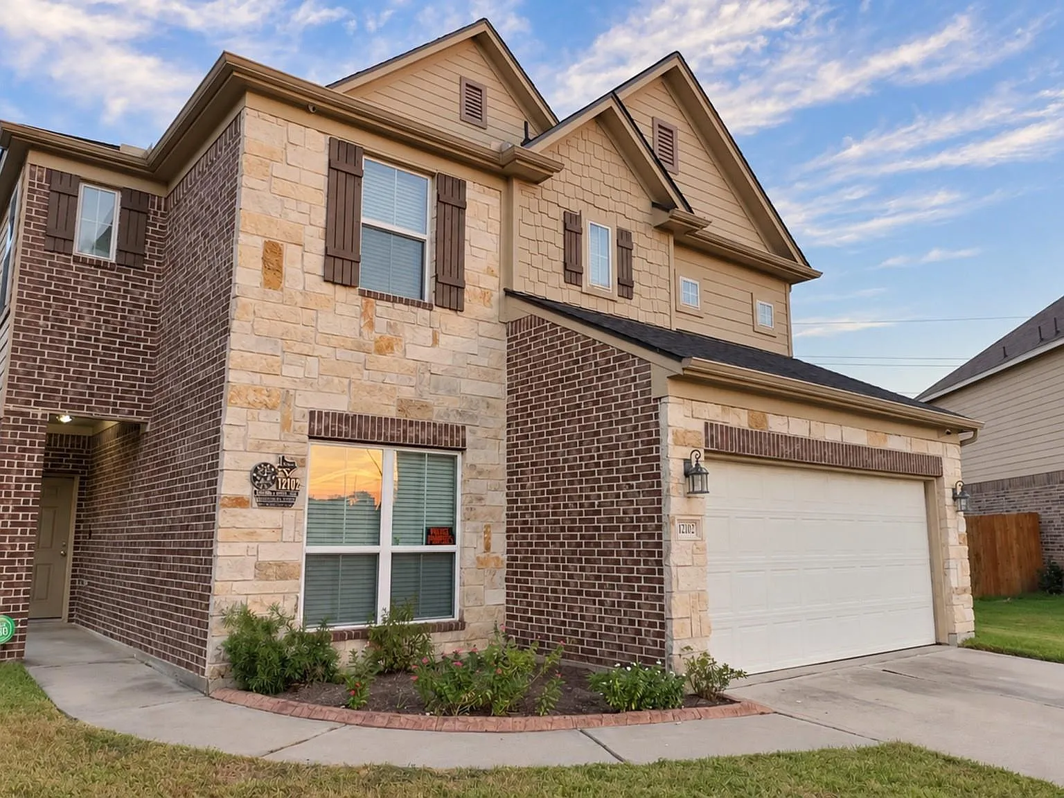 5 bed, 2.5 bath, 2632 sqft, $2,600 — Photo 2