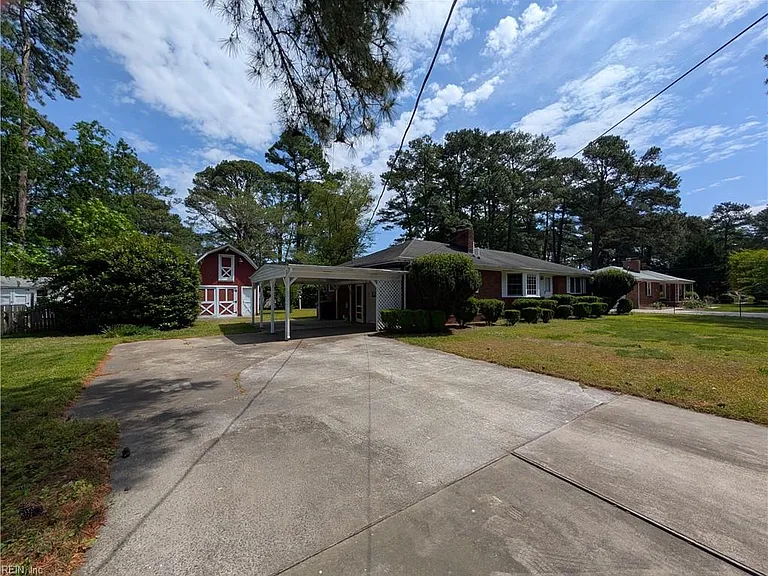 4720 Haywood Dr — Photo 2