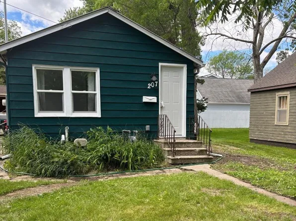 207 S 10th St, Clear Lake, IA 50428