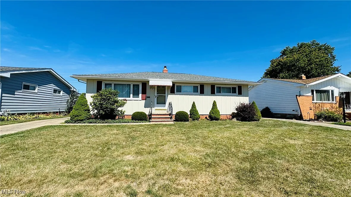 687 E Dartmoor Ave photo 1