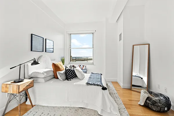 Sold by R New York | media 2