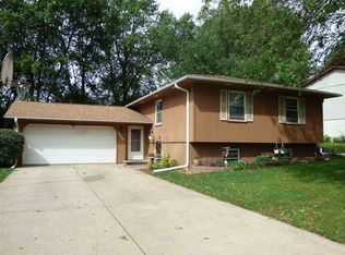 2209 Russell Dr, Iowa City, IA 52240