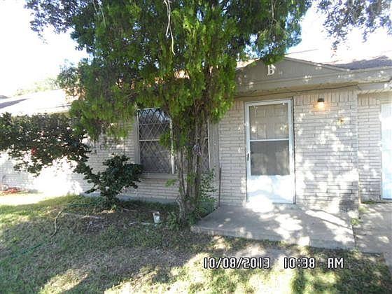 1st image of 905 A & B Live Oak Cir