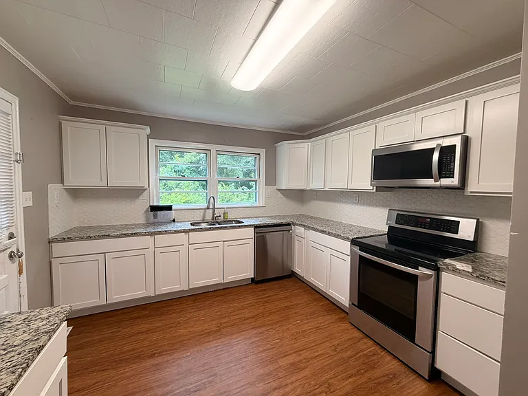 102 Maple St — Photo 3