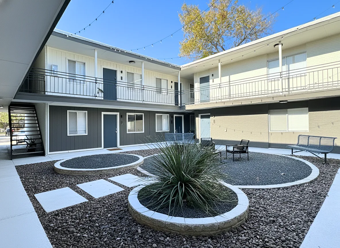 Building Photo - 401 W 39th 1/2 St #206