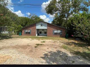 204 3rd Ave, Smithville, TX 78957