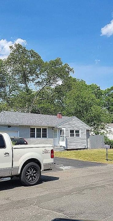 1st image of 32 Lake Pl