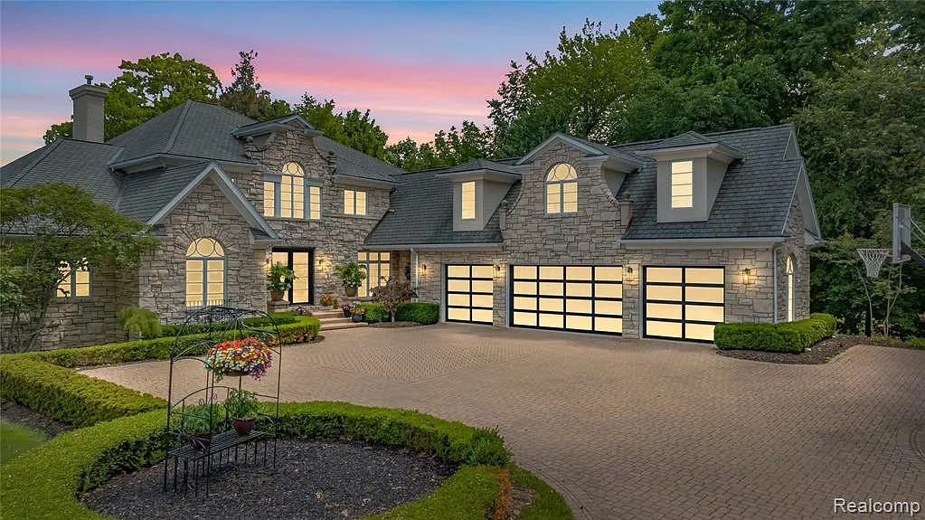 7 bed, 7.0 bath, 9984 sqft, $18,000 — Photo 2