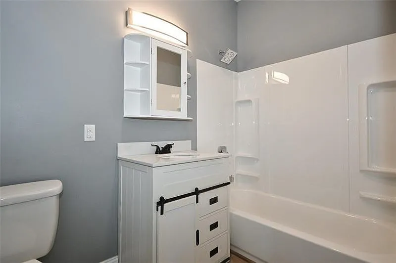 2 bed, 12000 sqft, $1,350 — Photo 4