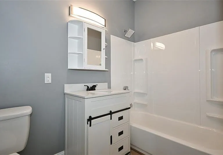 401 9th St #4 — Photo 4