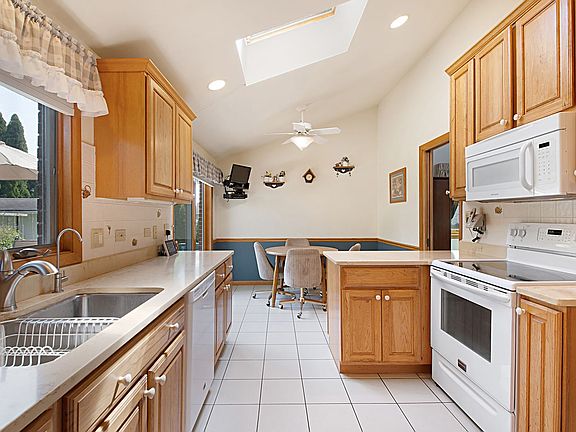 4th image of 744 Madelyn Dr