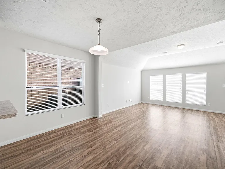 19 Santa Barbara Dr — Photo 6