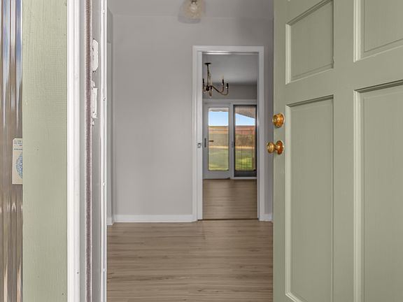 4th image of 552 Zinnia Ln