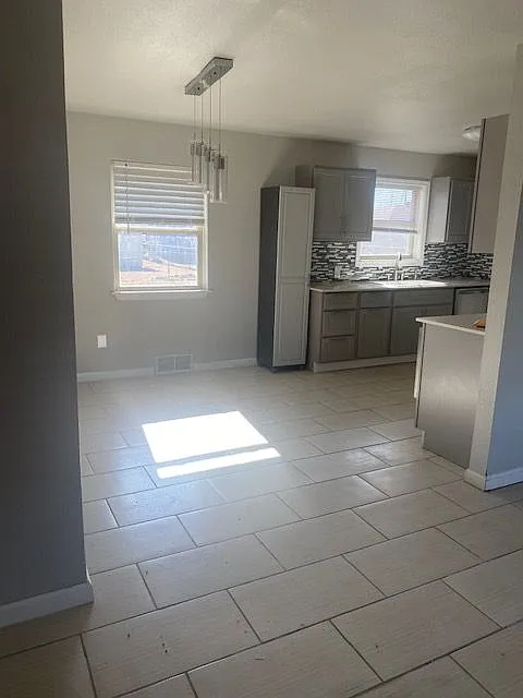 3 bed, 1062 sqft, $1,285 — Photo 3