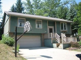 104 Williams Ct, Hillsdale, MI 49242