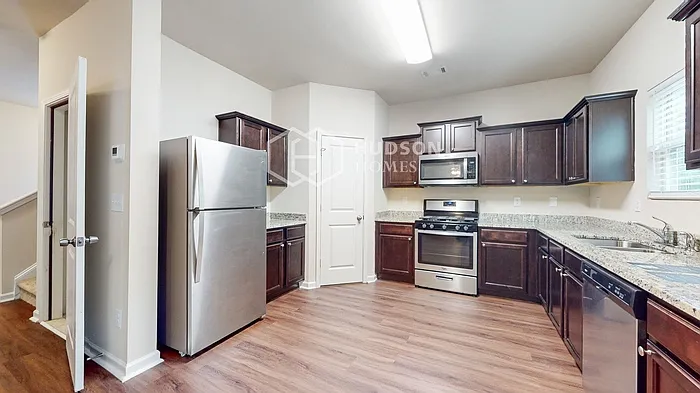 215 Scotland Dr — Photo 8