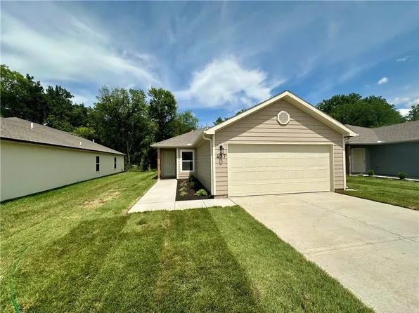 477 Valley View Dr, Tonganoxie, KS 66086
