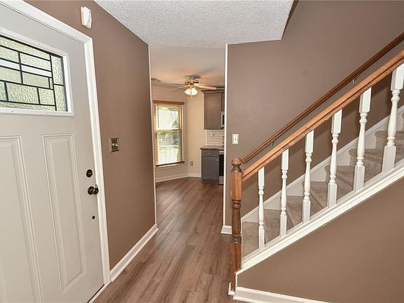 3rd image of 102 River Point Dr