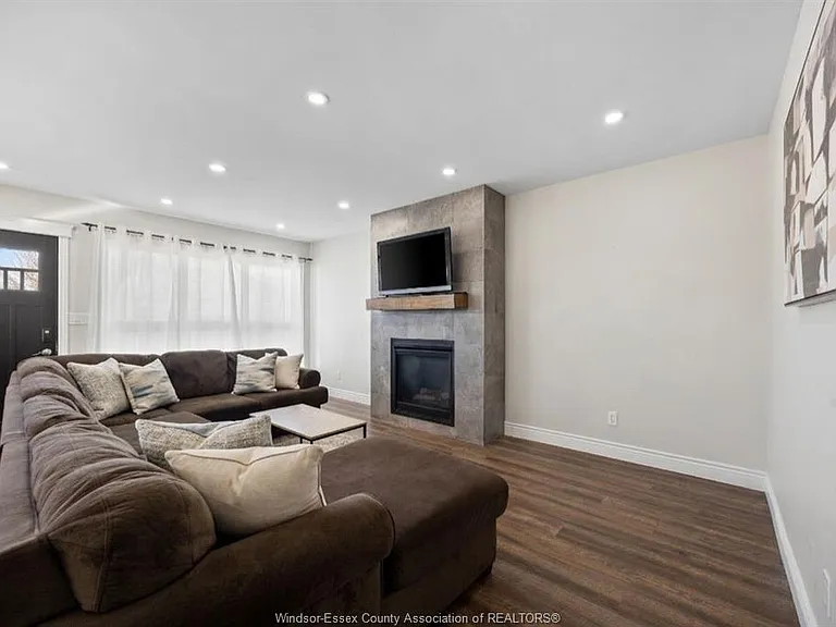 960 Janette Ave — Photo 5