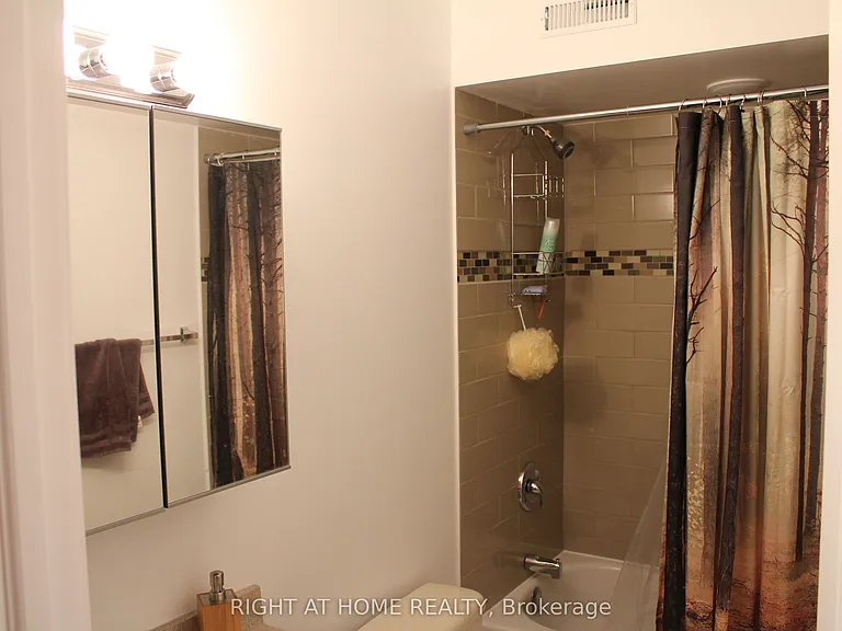 64 Daphne Cres #2 — Photo 4