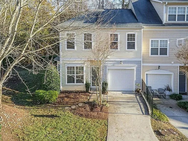 546 Elm Ave — Photo 1